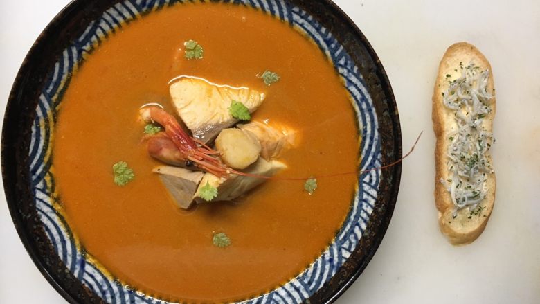 东京鱼汤,装盘，把海鲜先放在中间摆好，再倒入汤汁。
