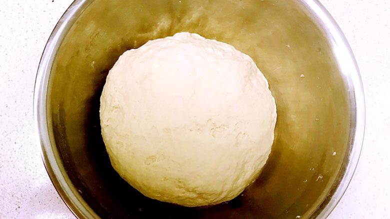 芹菜猪肉馅饼,用开水烫80%，剩余的面粉用冷水和面，揉成光滑的面团，盖上保鲜膜静止30分钟