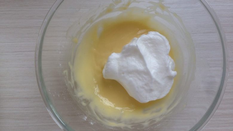 鸡蛋壳蛋糕,将1/3打发好的蛋白加入到蛋黄糊里