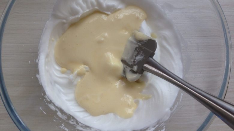 鸡蛋壳蛋糕,从底部向上翻拌均匀后，再倒进剩余蛋白霜里，以同样的手法拌均匀