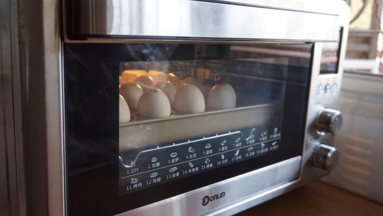 鸡蛋壳蛋糕,放进提前预热到上火120度，下火150度东菱K40C烤箱中下层，烘烤25分钟左右
