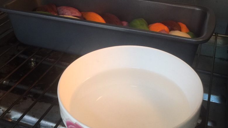 波兰种五色吐司,烤箱放入一碗热水，启动发酵模式。