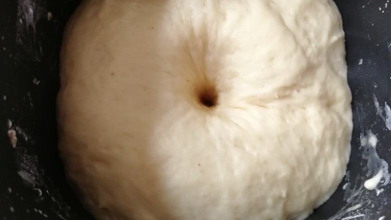 怒放玫瑰花面包,发酵好的面团成两倍大小，戳一个洞不回缩。