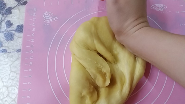 怒放玫瑰花面包,发酵好的面取出来用手揉一柔揉排气。