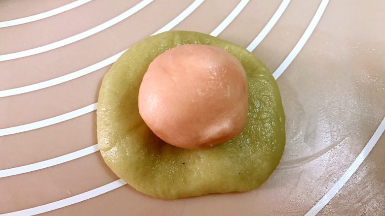 粉嫩系中式酥点——桃花酥,取一份油皮包入一份油酥