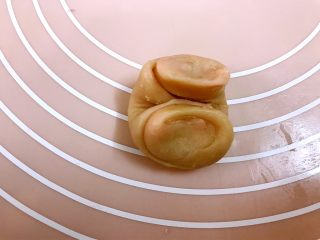 粉嫩系中式酥点——桃花酥,两头往中间压扁