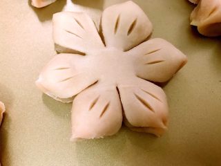 粉嫩系中式酥点——桃花酥,每个花瓣用小刀片切两刀