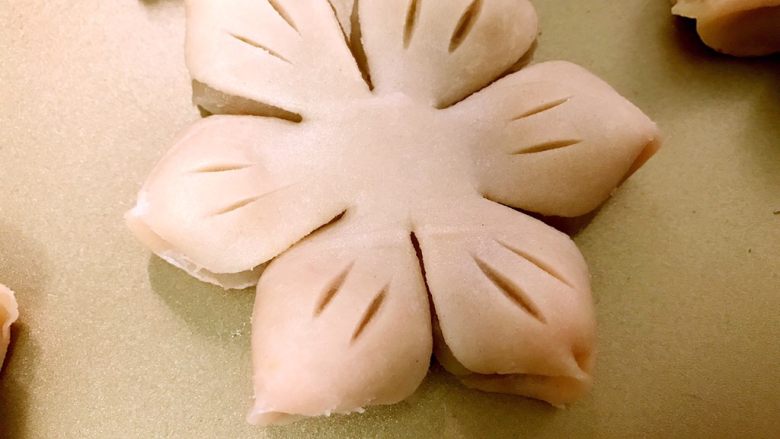 粉嫩系中式酥点——桃花酥,每个花瓣用小刀片切两刀