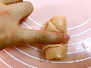 粉嫩系中式酥点——桃花酥,食指从中间压扁