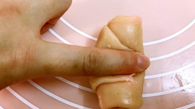 粉嫩系中式酥点——桃花酥,食指从中间压扁
