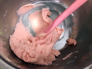粉嫩系中式酥点——桃花酥,用刮刀翻拌均匀