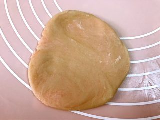 粉嫩系中式酥点——桃花酥,擀成中间厚边缘薄的圆形薄片