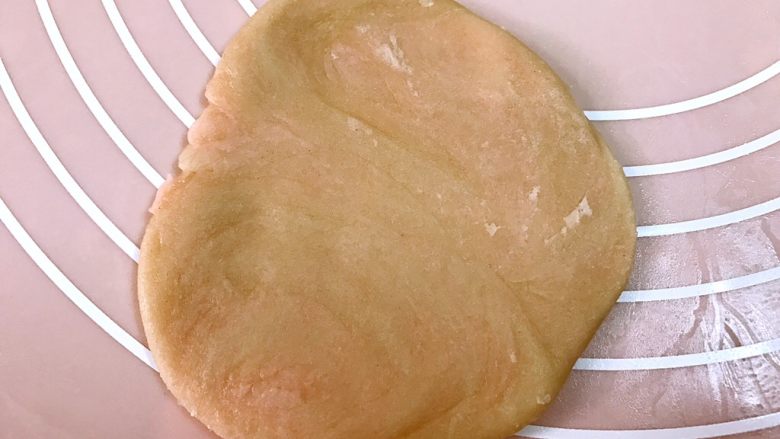 粉嫩系中式酥点——桃花酥,擀成中间厚边缘薄的圆形薄片