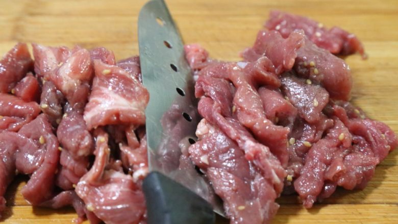 牙签牛肉,切长条备用。