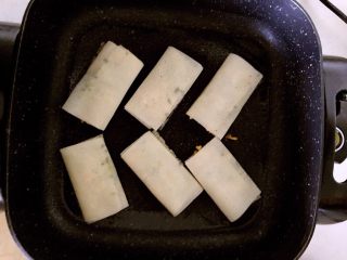 煎饼盒子,锅内加入大豆色拉油，油温5分热的时候加入韭菜盒子，小火煎制