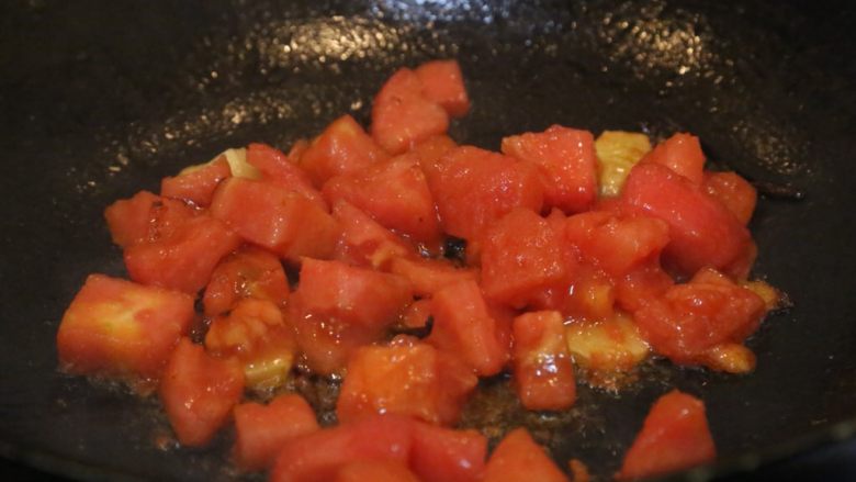 酸汤小酥肉,放入西红柿。