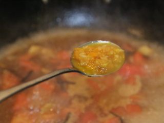 酸汤小酥肉,炒至西红柿出汁，倒入一碗水，放入黄辣椒酱，盐。