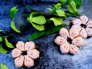 粉嫩系中式酥点——桃花酥,粉嫩的桃花酥就完成了^_^