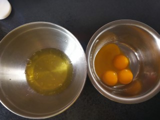 原味戚风蛋糕,蛋黄蛋清分离分别放到两个无油无水的盆里，切记要分离干净，蛋清里不能有一点蛋黄噢！盆子切记要无油无水～

做戚风，我选择洋鸡蛋，因为洋鸡蛋比较大个，蛋清含量高，大小都比较均匀，而土鸡蛋大小不均，蛋清少。相比之下，洋鸡蛋蛋黄蛋清份量更容易把握好～方子是4个洋鸡蛋，若换成土鸡蛋可以增加一个噢！