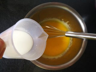 原味戚风蛋糕,倒入牛奶一起搅拌均匀，因为是宝宝吃，所以加的是奶粉兑水后的牛奶，大人吃的话，也可以用纯牛奶、酸奶等其他液体或者果汁代替都行。