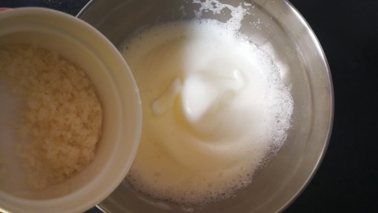 原味戚风蛋糕,蛋清打至细腻时，再加入白糖2的1/3份量，同样是15克，中低速继续打发。