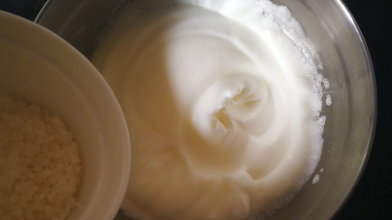 原味戚风蛋糕,打至有细腻纹路时，加入白糖2中的最后15克份量，电动打蛋器切换中高速打发。