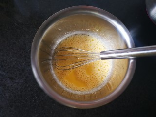 原味戚风蛋糕,一起搅拌均匀至油水奶充分融合状态。