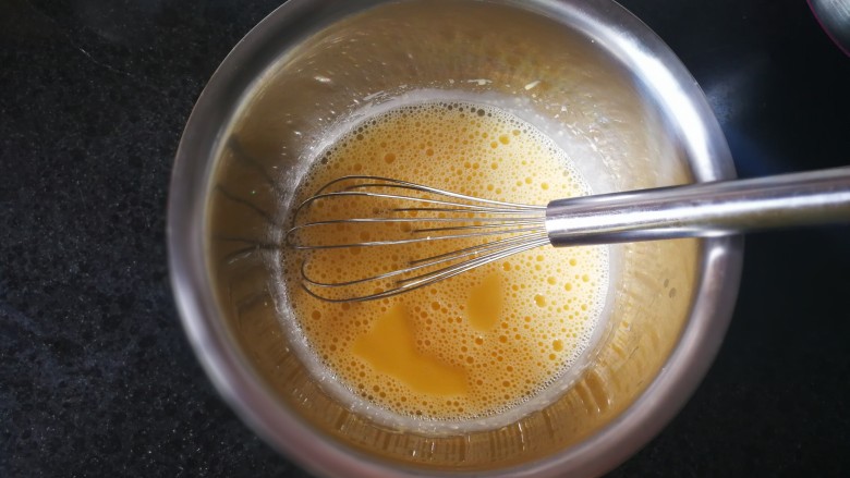 原味戚风蛋糕,一起搅拌均匀至油水奶充分融合状态。
