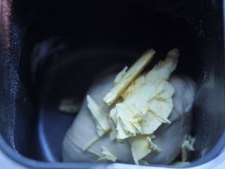 龙猫挤挤面包,15分钟后，完成，放入黄油。