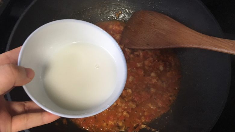 番茄肉酱意面,出锅前加水淀粉勾芡，增加粘稠度