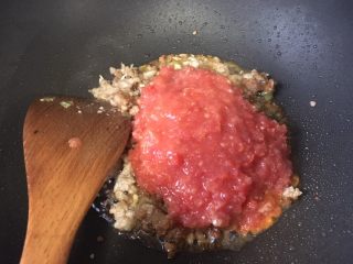 番茄肉酱意面,炒香后加入番茄沫