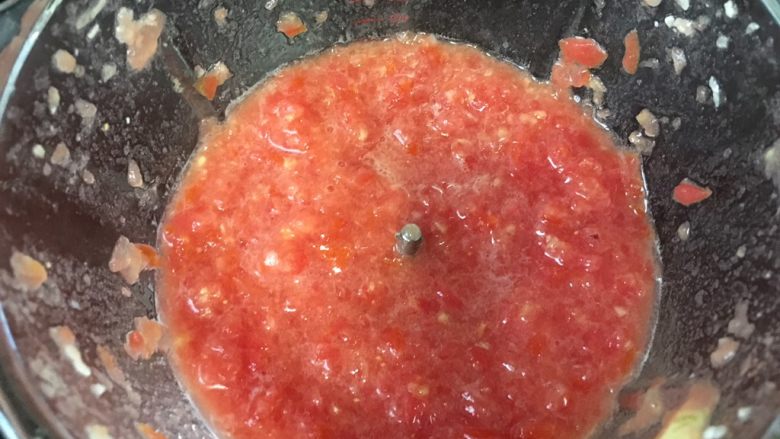番茄肉酱意面,绞肉机顺便打细，也可切碎