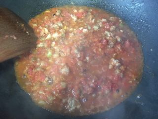 番茄肉酱意面,翻炒均匀，收会汁，中间加一勺盐巴
