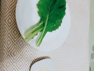 辅食：小白菜米糊,准备好小白菜，白米。