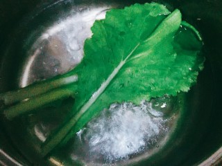 辅食：小白菜米糊,小白菜过沸水。