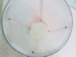 辅食：小白菜米糊,把白米洗好，放入粉碎机。
