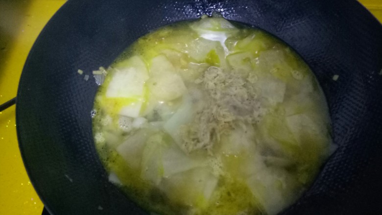 早餐+虾米冬瓜汤,放入适量清水。加入适量盐、鸡粉。