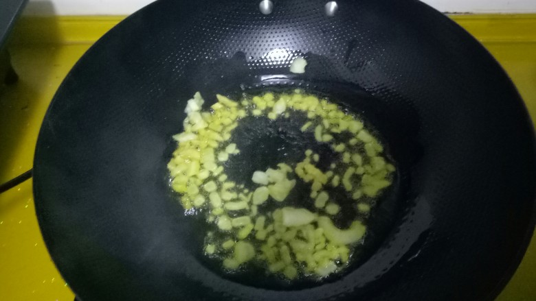 早餐+虾米冬瓜汤,油温到7分时，放入葱和姜。翻炒。