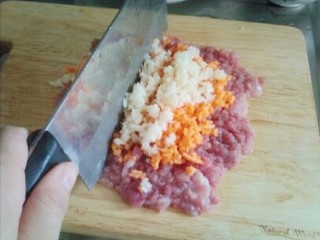 红萝卜马蹄玉米粒蒸肉饼,将红萝卜，马蹄放在肉蓉上一起剁。