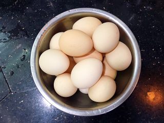 美味的五香茶叶蛋,准备新鲜的鸡蛋，清洗干净