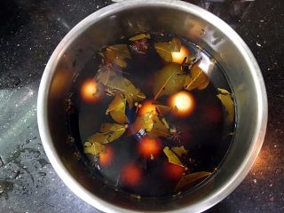美味的五香茶叶蛋,放入煮开的香料水中，再大火煮5分钟