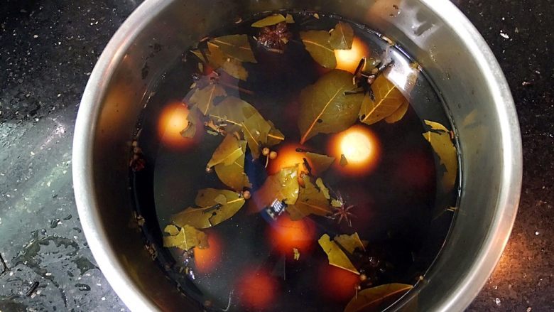 美味的五香茶叶蛋,放入煮开的香料水中，再大火煮5分钟