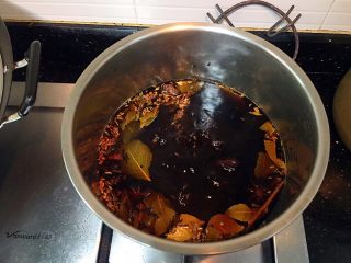 美味的五香茶叶蛋,放到灶上大火煮开，转小火煮