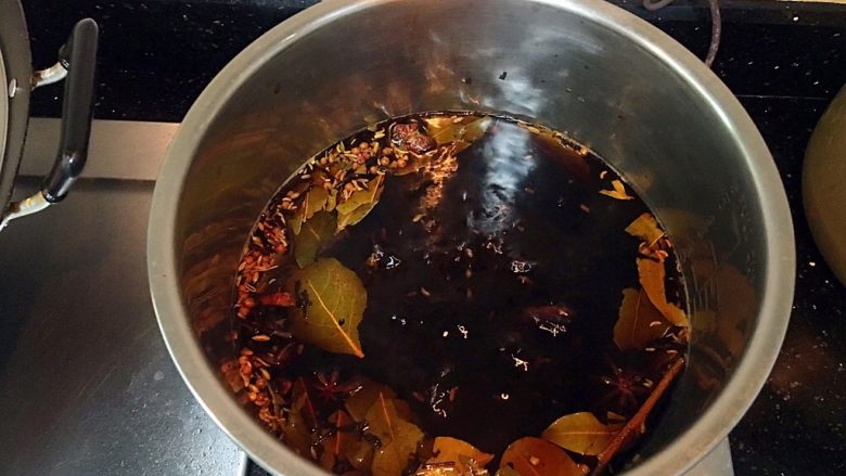 美味的五香茶叶蛋,放到灶上大火煮开，转小火煮