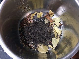 美味的五香茶叶蛋,锅子放入八角、小茴、香叶、桂皮、普洱，洗干净