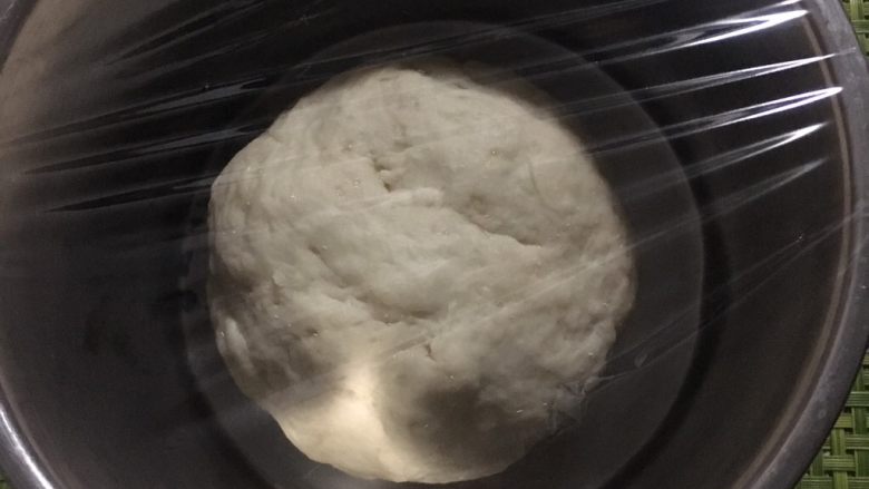 蜜豆胚芽芝麻面包,揉成一个面团后冰箱冷藏发酵过夜