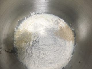 蜜豆胚芽芝麻面包,中种面团材料放一起揉面