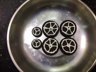 小汽车生日蛋糕,奥利奥饼干用融化后的白巧克力画出轮胎和你喜欢的车型标志，画好后放入冰箱冷藏