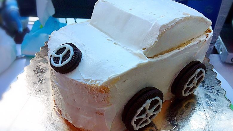 小汽车生日蛋糕,找出适当位置贴上奥利奥饼干