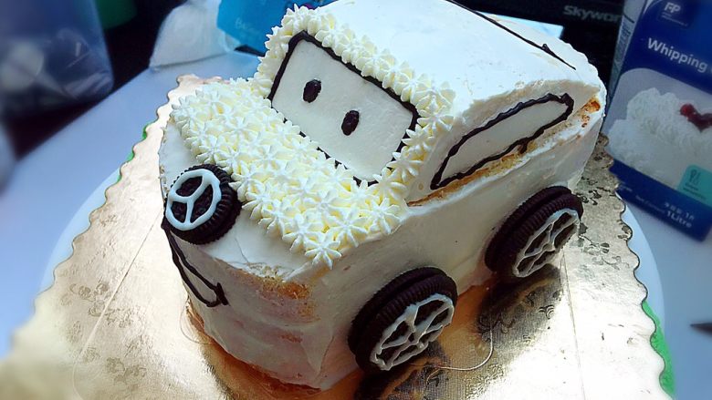 小汽车生日蛋糕,蛋糕画出小汽车的👀，和四周的车窗
用8齿花嘴整体挤出星星。